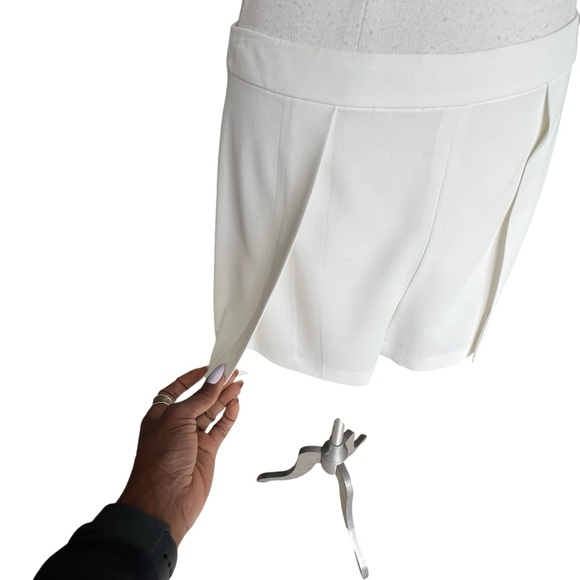 ALICE + OLIVIA IVORY DRESS SHORTS EXPOSED BACK ZIPPER SIZE 8 - Picture 2 of 6